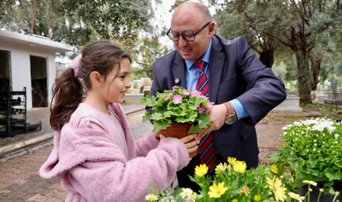 Mersin’in Erdemli Belediyesi, Ramazan Bayramı dolayısıyla mezarlıkları ziyaret eden vatandaşlara