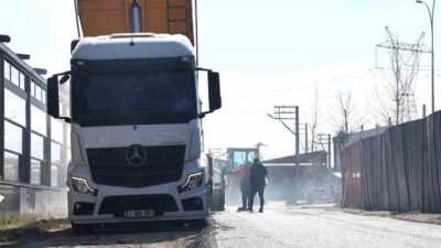 Erenler Belediyesi, ilçe genelindeki ulaşım ağını güçlendirmek amacıyla sıcak asfalt,