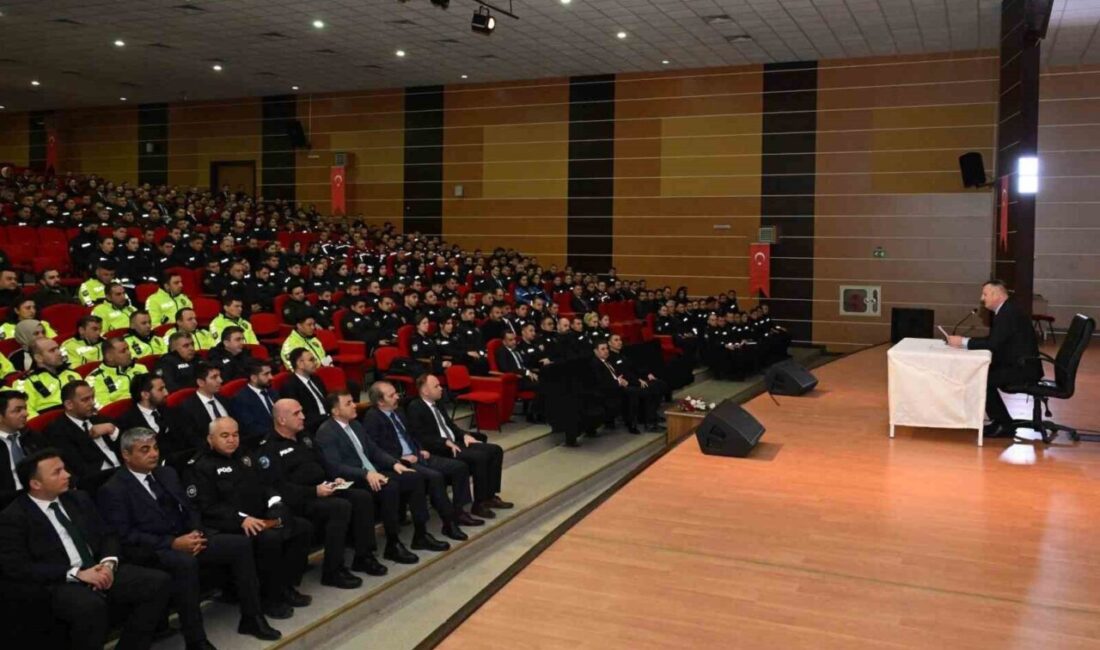 Erzincan İl Emniyet Müdürü Zafer Baybaba, personelleriyle değerlendirme ve bilgilendirme