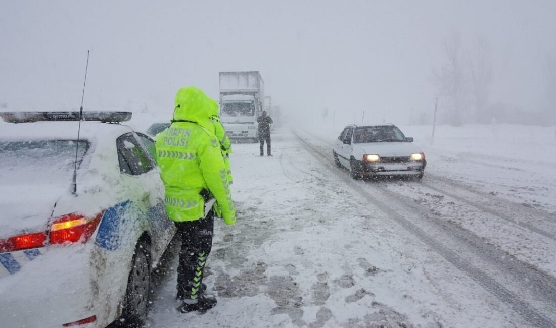 Erzincan’da etkili olan kar yağışı ve sis, kent genelinde günlük