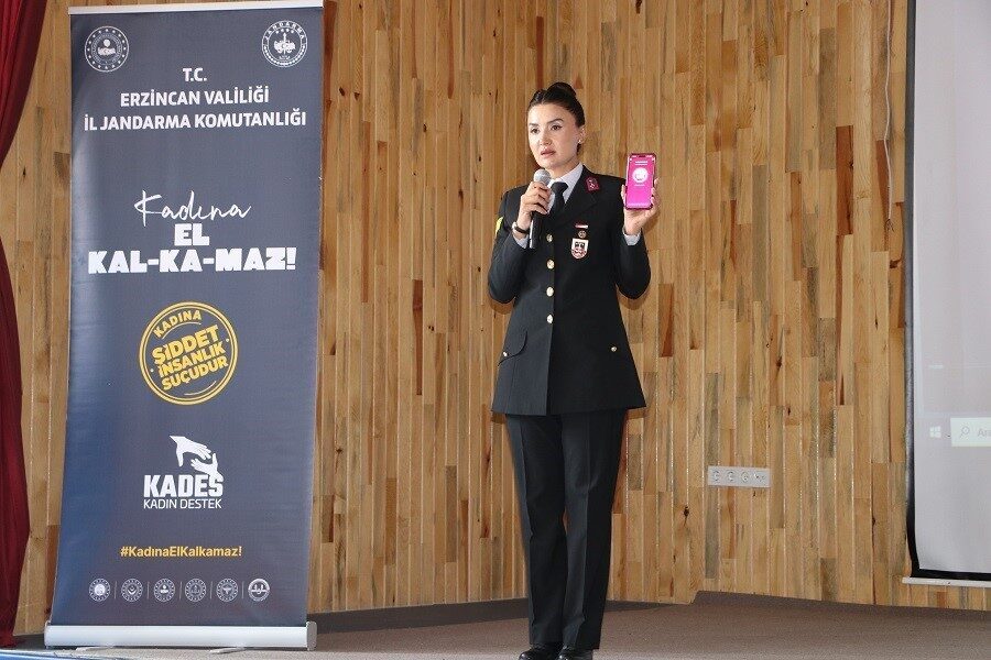 Erzincan İl Jandarma Komutanlığı ekipleri, Refahiye’de KYK yurtlarında kalan üniversite