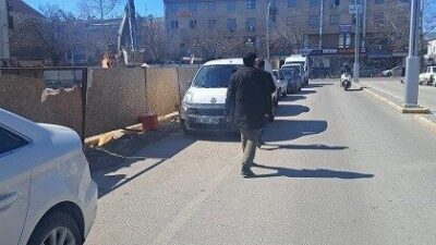 Erzincan’da devam eden inşaat çalışmaları, kaldırımların kapanmasına yol açarak yayaların