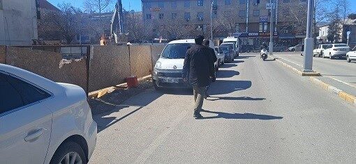Erzincan’da devam eden inşaat çalışmaları, kaldırımların kapanmasına yol açarak yayaların