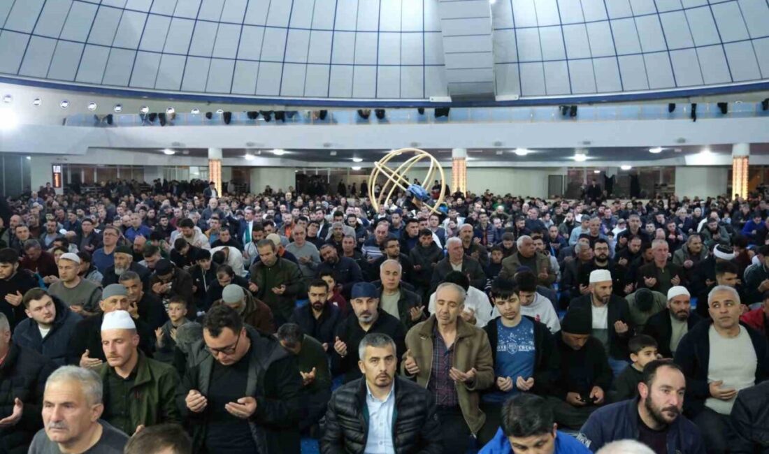 Erzincan’da Kadir Gecesi, Terzibaba Camii’nde düzenlenen programla idrak edildi. Vatandaşların
