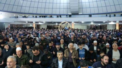 Erzincan’da Kadir Gecesi, Terzibaba Camii’nde düzenlenen programla idrak edildi. Vatandaşların