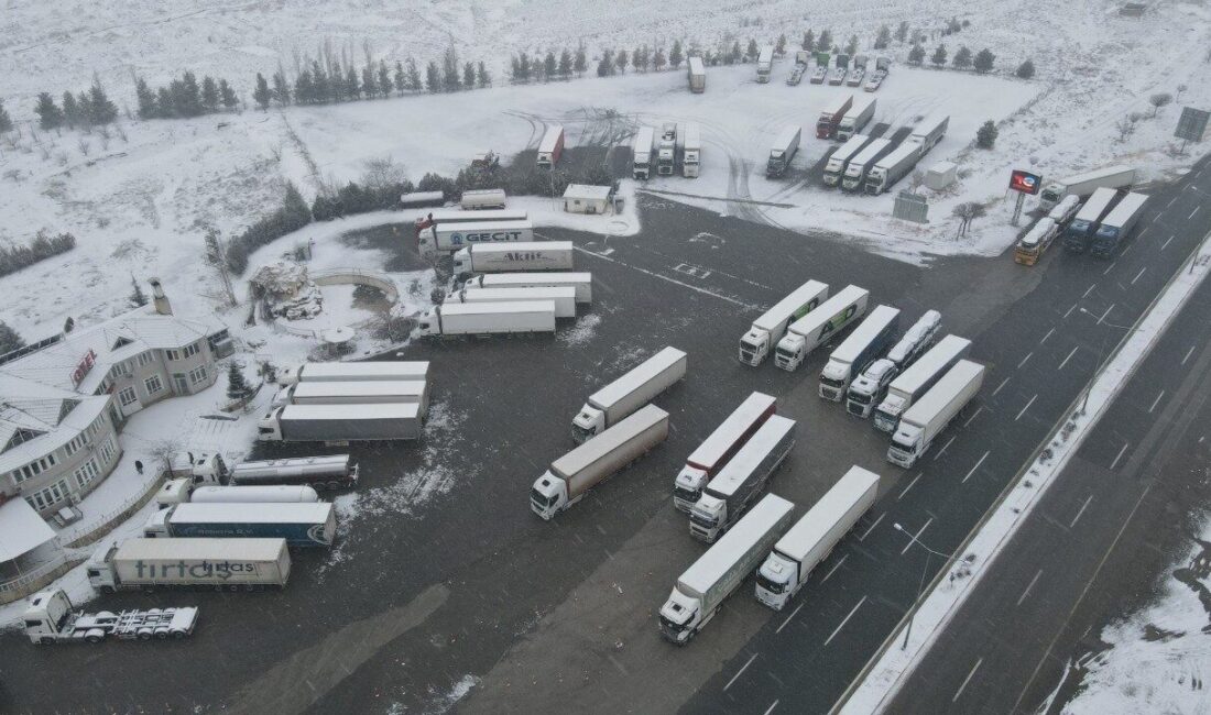 Erzincan’da etkisini artıran kar yağışı, ulaşımda aksamalara neden oldu. Kar