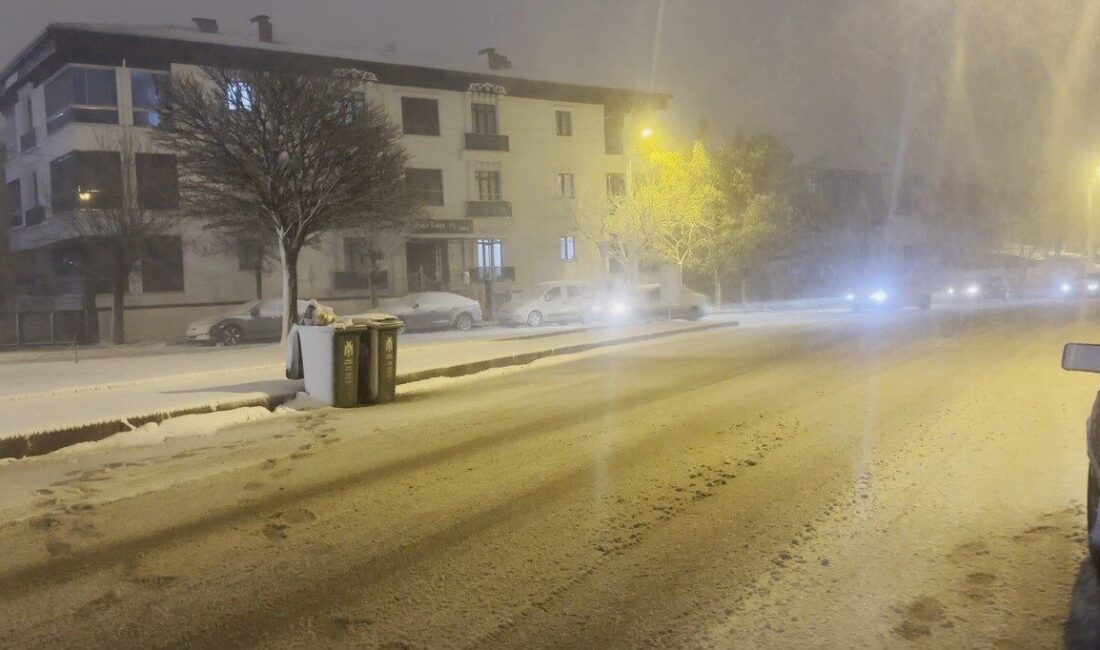 Erzincan kent merkezinde gece saatlerinde başlayan kar yağışı aralıklarla devam