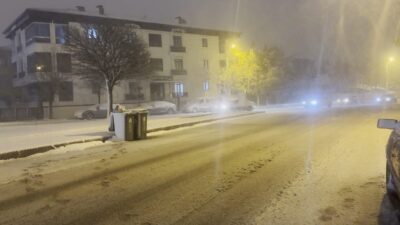 Erzincan kent merkezinde gece saatlerinde başlayan kar yağışı aralıklarla devam