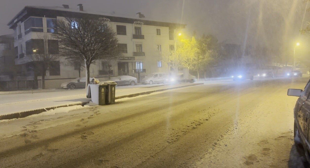 Erzincan kent merkezinde gece saatlerinde başlayan kar yağışı aralıklarla devam