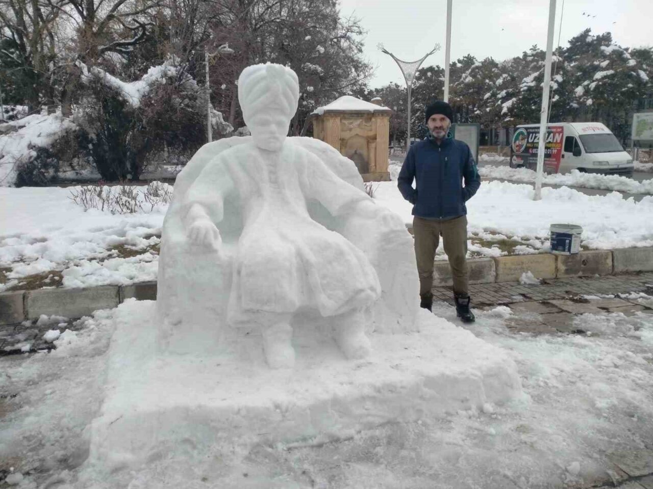 Erzincan’da kar yağışını sanata dönüştüren Güzel Sanatlar Fakültesi mezunu İsmail