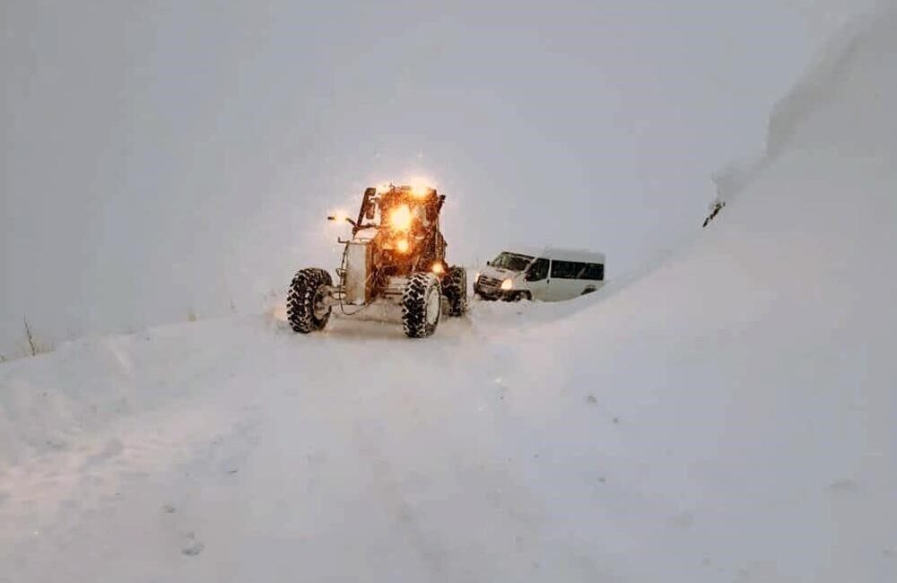 Erzincan genelinde dün kar yağışı nedeniyle kapanan 335 köy yolunun