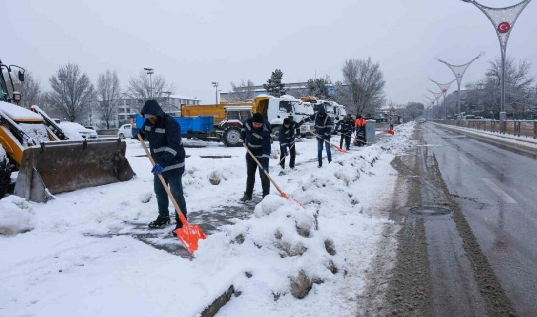 Erzincan Belediyesi, şehirde kar yağışının başladığı andan itibaren ana arterler,