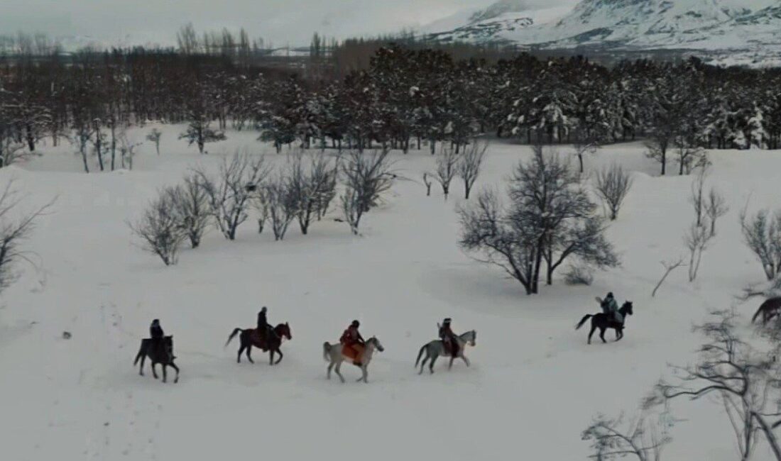 Erzincan’da bir grup doğa ve snowboard tutkunu, karlı ovada gerçekleştirdikleri