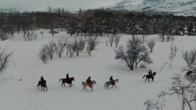 Erzincan’da bir grup doğa ve snowboard tutkunu, karlı ovada gerçekleştirdikleri