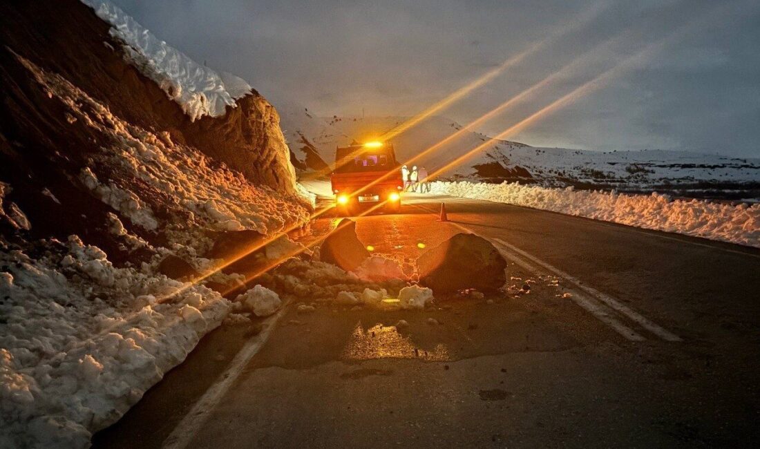 Erzincan’ın Kemah ilçesine bağlı Alp köyü mevkisinde yamaçtan kopan kaya