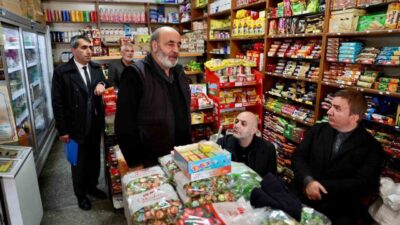 Erzincan Valisi Hamza Aydoğdu, beraberindeki kurum temsilcileriyle birlikte kent merkezindeki