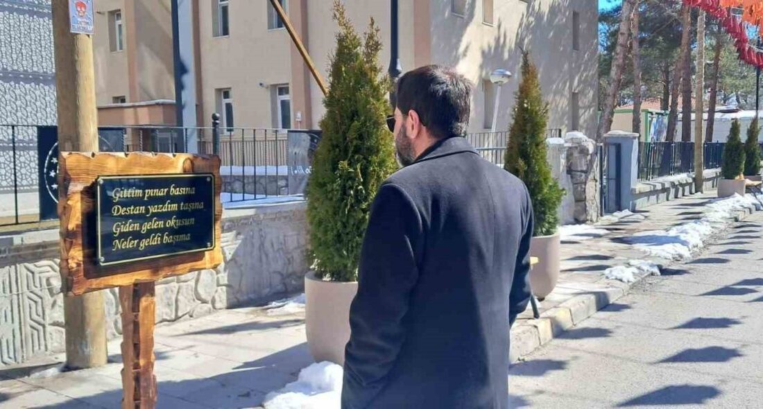 Erzincan’da İl Halk Kütüphanesi yolu üzerinde oluşturulan Şemsiyeli Sokak, üzerine
