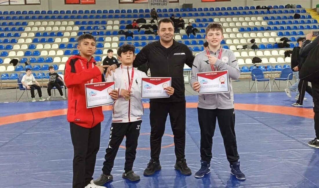 Rize’de düzenlenen Okul Sporları Yıldızlar Grekoromen Güreş Grup Müsabakalarında Erzincanlı