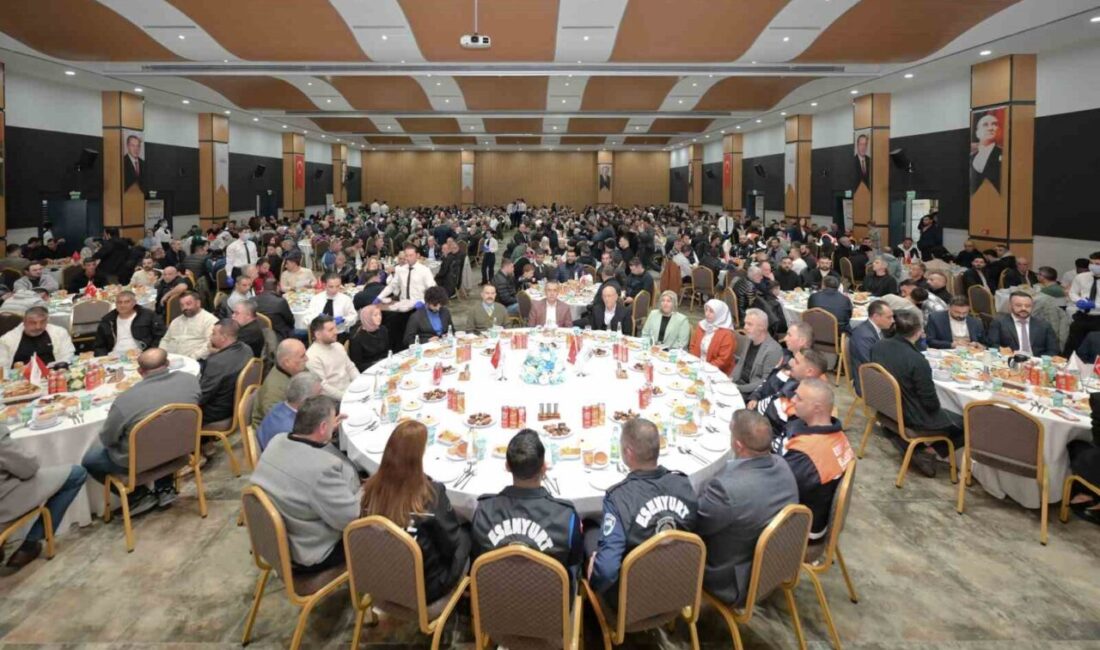 Çalışma arkadaşlarıyla iftar programında bir araya gelen Esenyurt Belediye Başkan