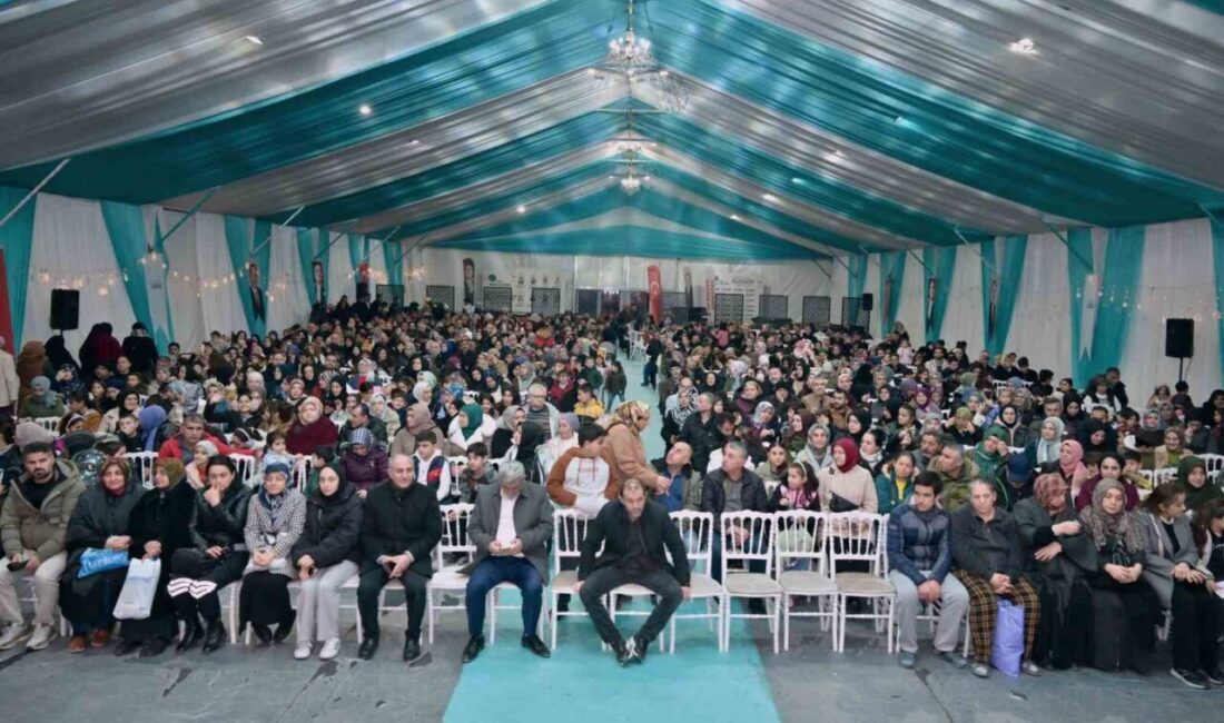 Esenyurt Belediyesi’nin geleneksel Ramazan etkinlikleri kapsamında düzenlenen programda şair Dursun