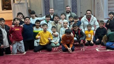 Manisa’nın Yunusemre ilçesinde Akgedik TOKİ Ortaokulu’nun ev sahipliğinde düzenlenen teravih