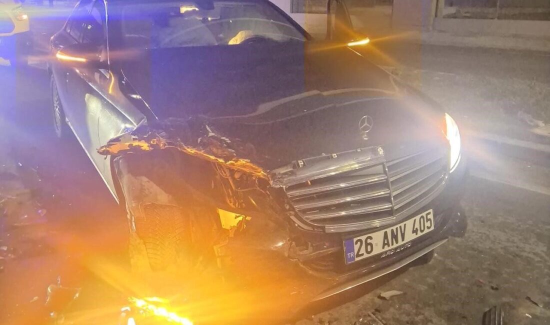 Eskişehir-Kütahya yolunda bir otomobilin, bir başka otomobile arkadan çarpması sonucu