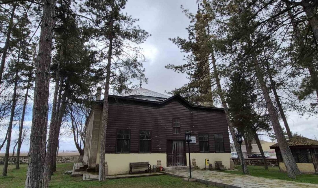 Eskişehir’in Mahmudiye İlçesi’nde 1897 yılında yapılan tarihi Karakışla Camii, bakımsızlık