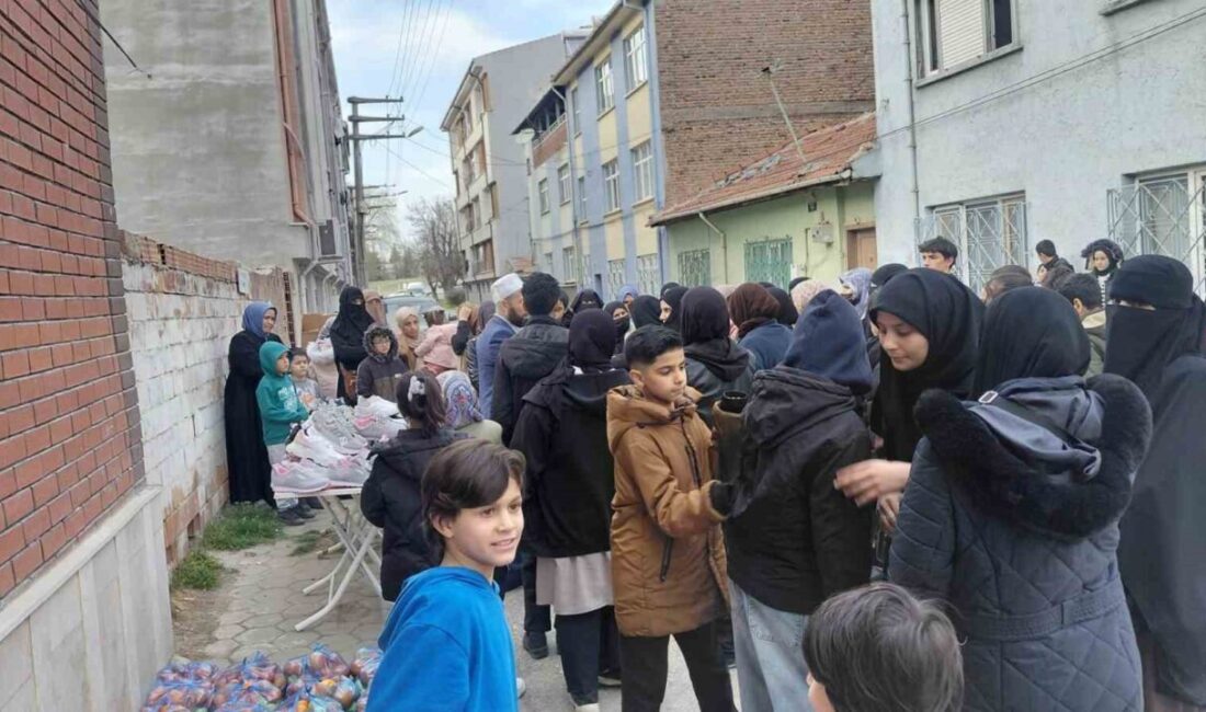 Eskişehir’de hayırseverlerin katkılarıyla 700 kişilik özel iftar programı düzenlendi. Tepebaşı