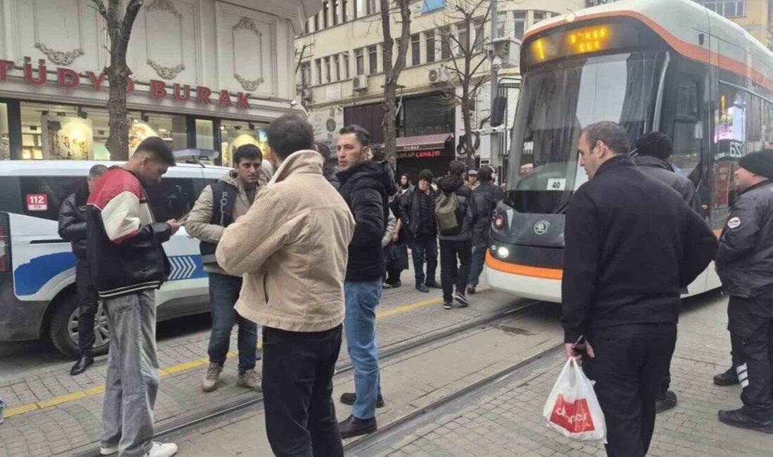Eskişehir’de tramvayın çarpması sonucu hafif şekilde yaralanan yaşlı adam hastaneye
