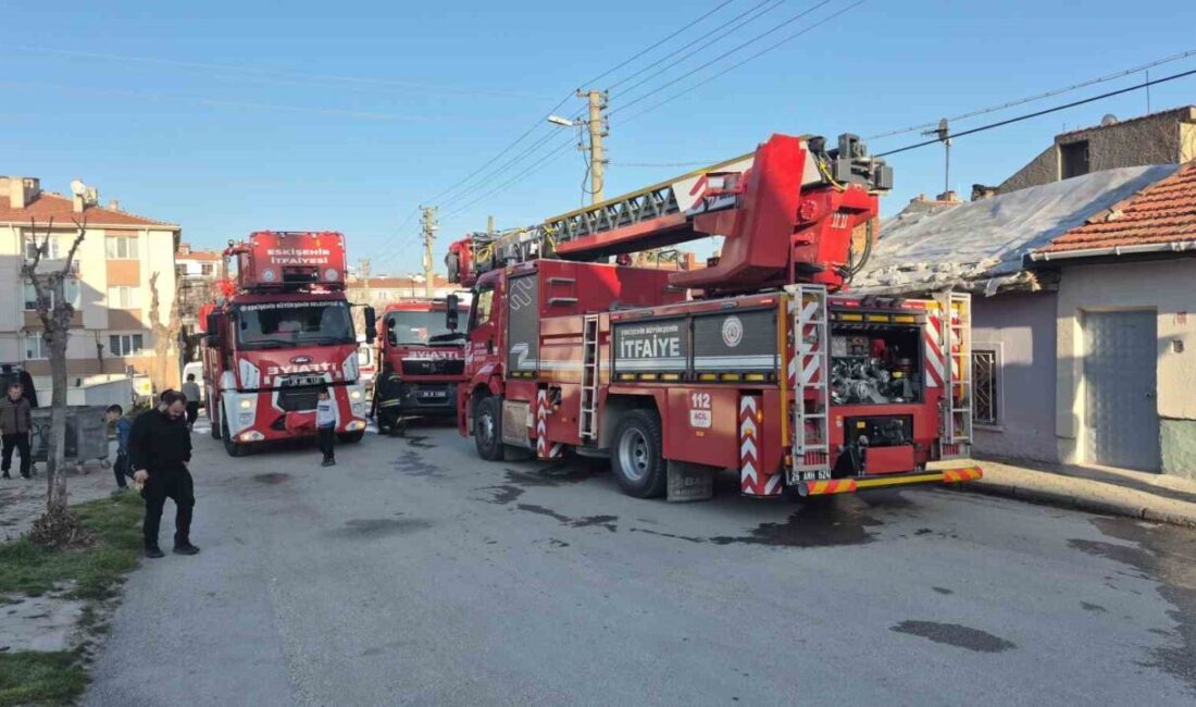Eskişehir’de müstakil bir evin bahçesinde çıkan yangın itfaiye ekiplerince söndürülürken,
