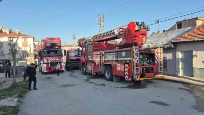 Eskişehir’de müstakil bir evin bahçesinde çıkan yangın itfaiye ekiplerince söndürülürken,