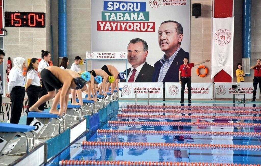 Eskişehir’de düzenlenen ’Okul Sporları Yüzme Küçükler Müsabakaları’ başladı. Gençlik ve