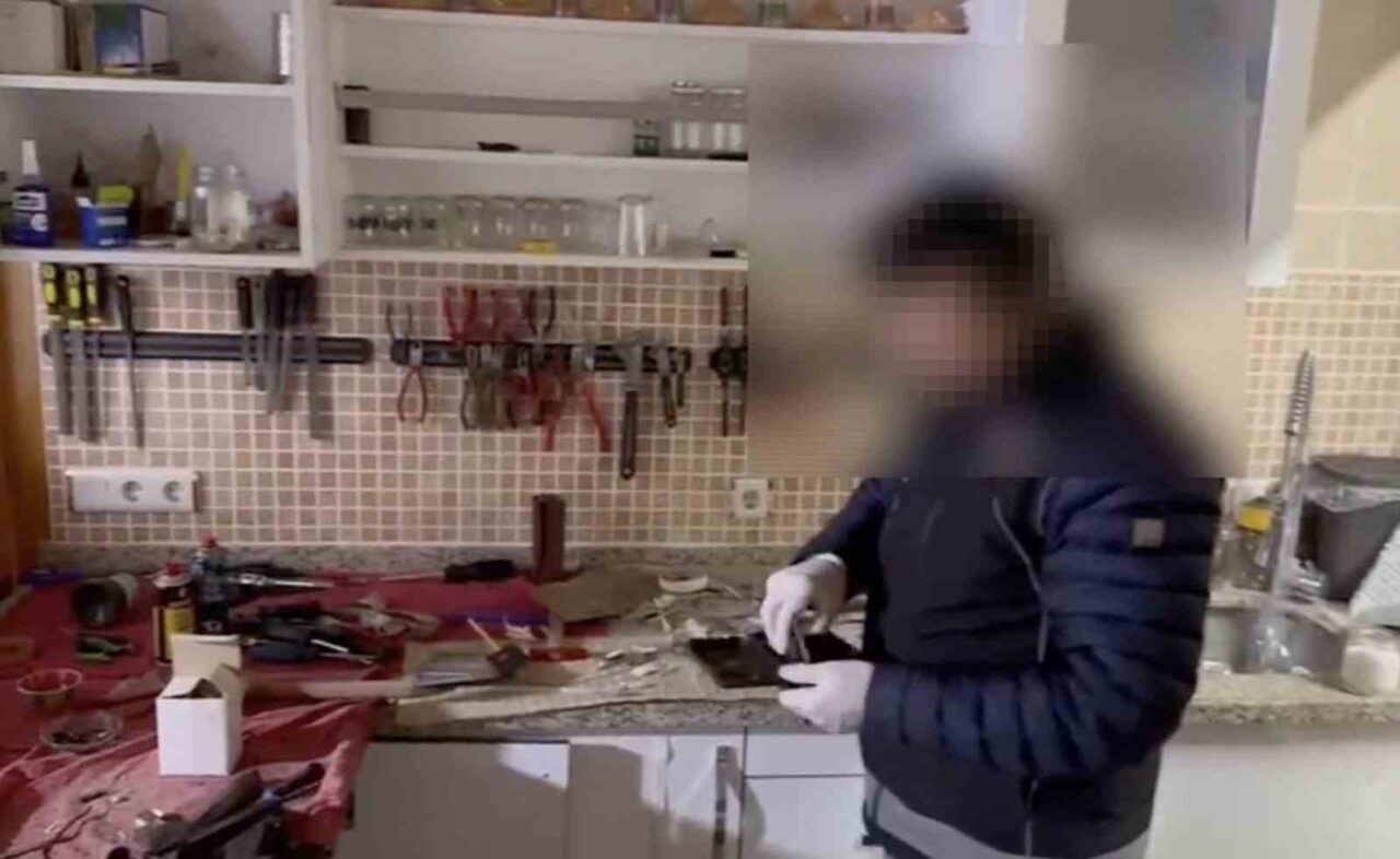 Sakarya’nın Hendek ilçesinde polis ekiplerince düzenlenen operasyonda silah imalathanesi olarak