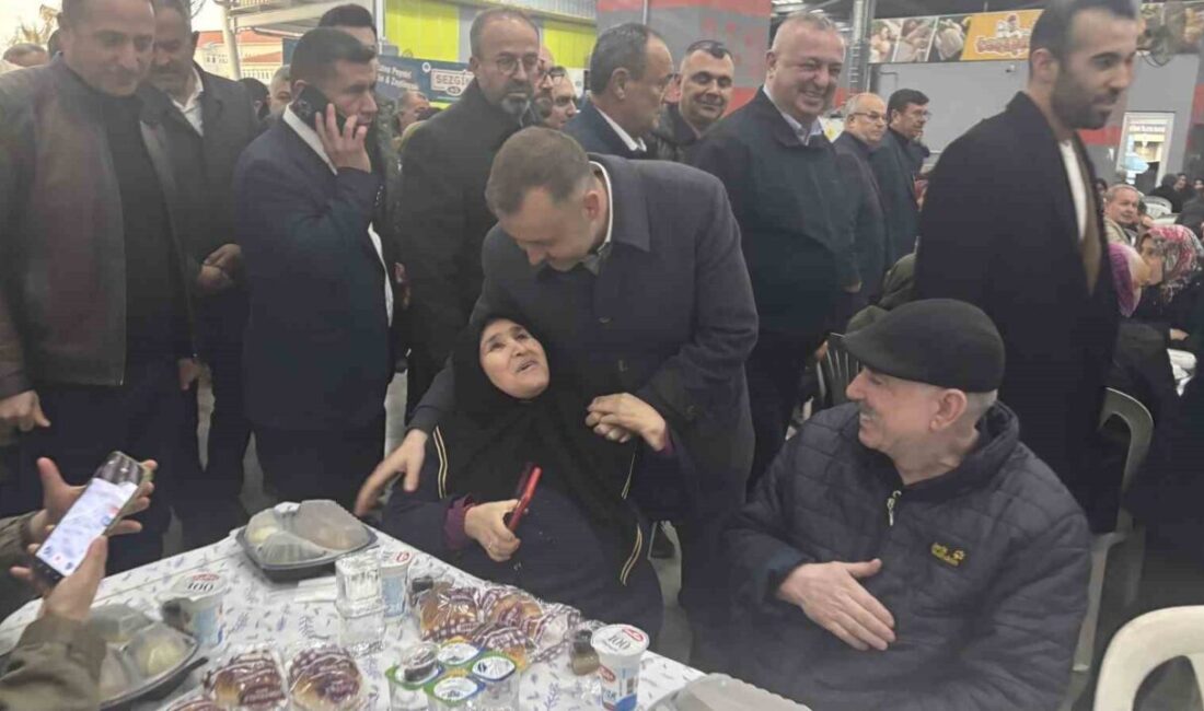 Çanakkale’nin Ezine ilçesinde belediye tarafından düzenlenen iftarda 10 bin kişi