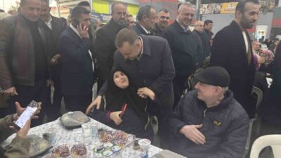 Çanakkale’nin Ezine ilçesinde belediye tarafından düzenlenen iftarda 10 bin kişi