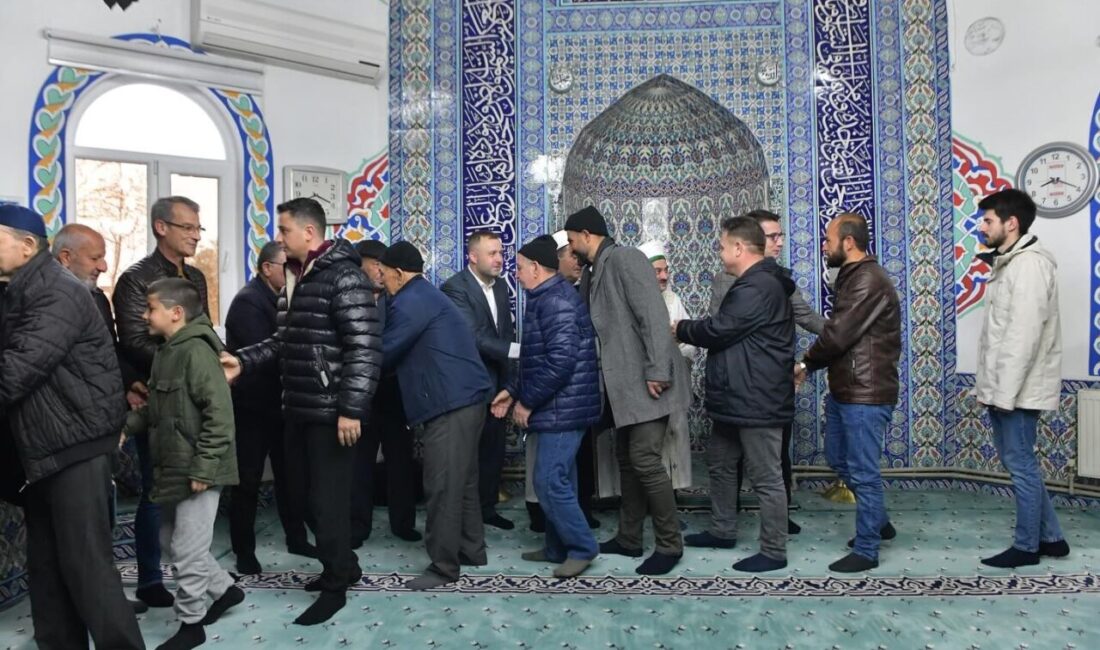 Çanakkale’nin Ezine ilçesi Merkez Camii’nde vatandaşlar ve protokol namaz sonrası