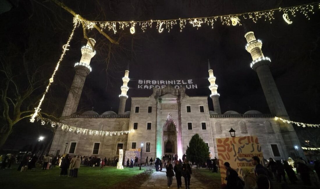 İstanbul Süleymaniye Camii’nde çocuk iftarı programı düzenlendi. Çocuklar, Ramazan’ın maneviyatını