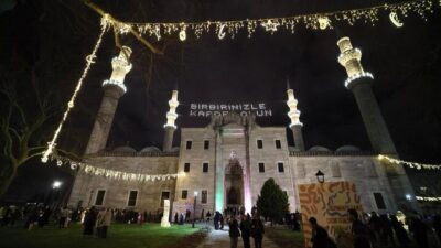 İstanbul Süleymaniye Camii’nde çocuk iftarı programı düzenlendi. Çocuklar, Ramazan’ın maneviyatını