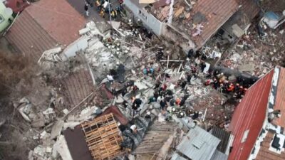 Fatih’te bilinmeyen bir nedenle bitişik halde bulunan 3 gece kondu