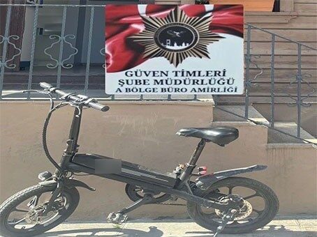 Fatih’te bir kadının cep telefonunu çalan hırsız, polis ekipleri tarafından