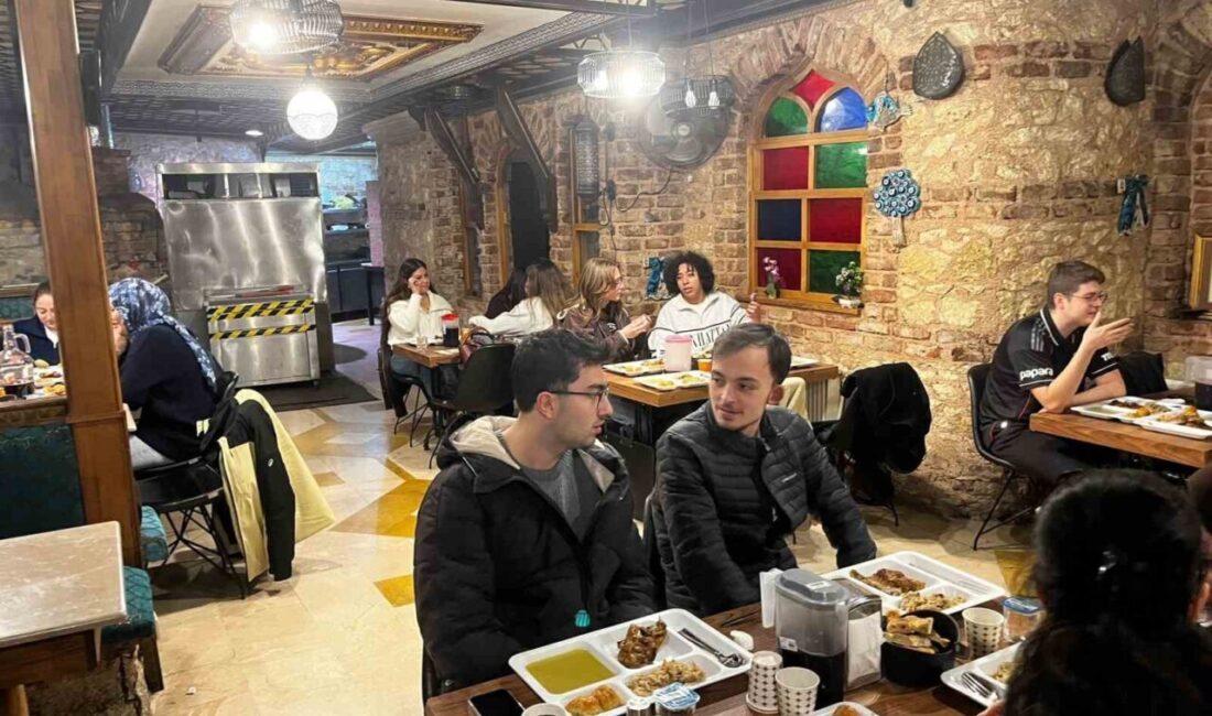 Fatih’te Ramazan ayı boyunca Ahilik Vakfı’nın üstlendiği organizasyonda üniversite öğrencileri