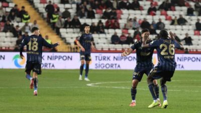 Fenerbahçe, Trendyol Süper Lig’de Antalyaspor ile 2-2 berabere kalırken, bu