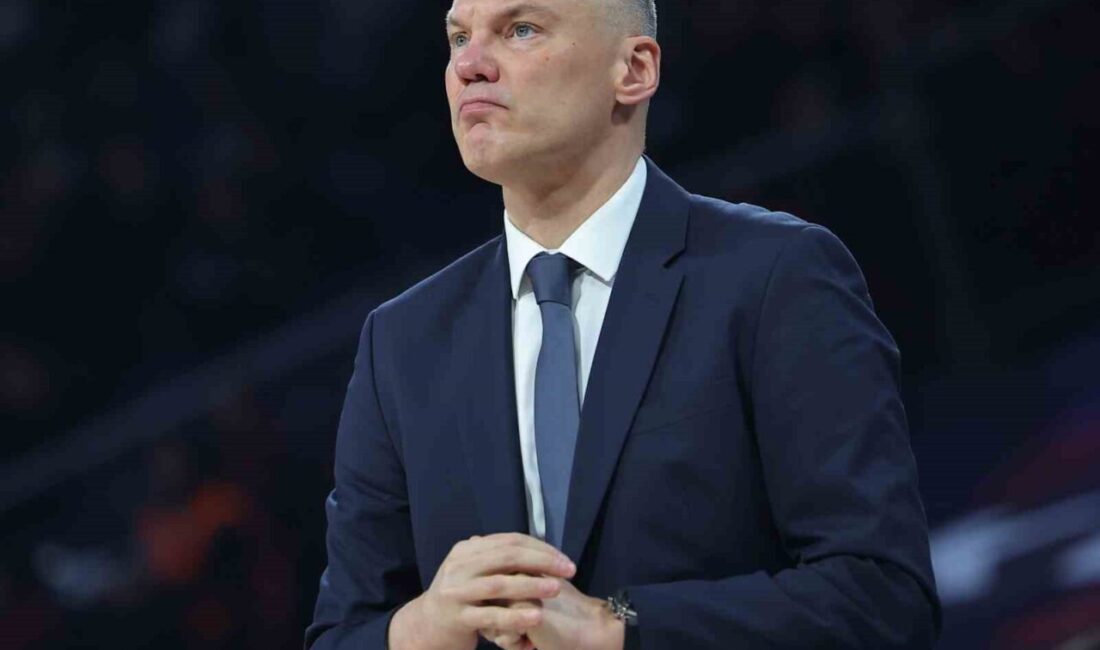 Fenerbahçe Beko Başantrenörü Sarunas Jasikevicius, oyuncu Armando Bacot ve fizyoterapist