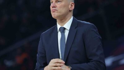 Fenerbahçe Beko Başantrenörü Sarunas Jasikevicius, oyuncu Armando Bacot ve fizyoterapist