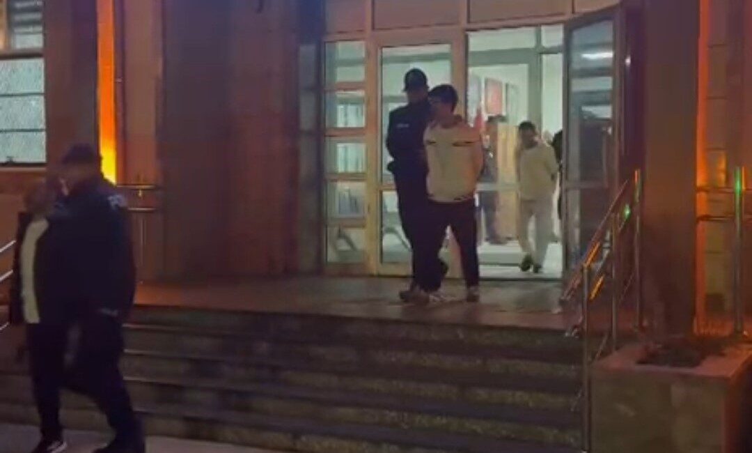 Adana’da kesinleşmiş hapis cezasıyla aranan baba ve iki oğlu yangın