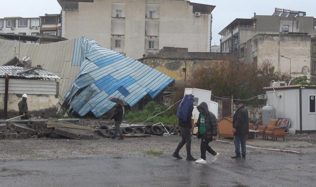 Hatay’ın İskenderun ilçesinde gece saatlerinde etkili olan fırtına hayatı olumsuz