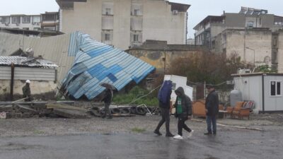 Hatay’ın İskenderun ilçesinde gece saatlerinde etkili olan fırtına hayatı olumsuz