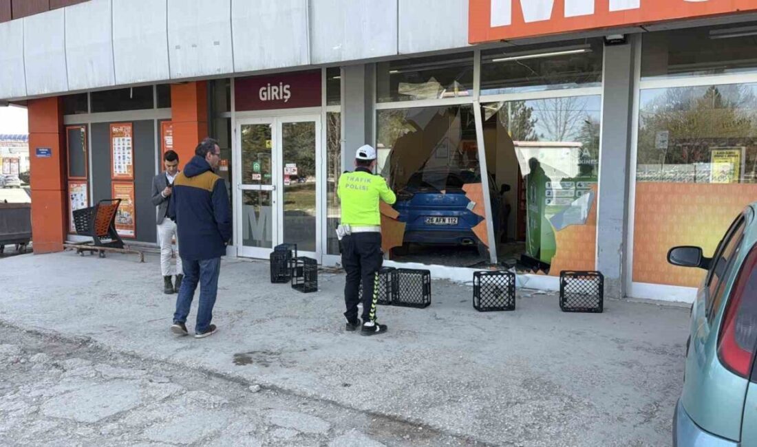 Eskişehir’de sürücüsünün fren yapmak isterken yanlışlıkla gaz pedalına basması sonucunda