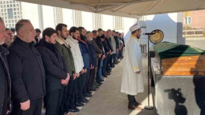 Pendikspor forması giyen İzmitli futbolcu Mesut Özdemir’in vefat eden babası