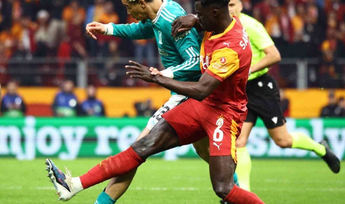Galatasaray’ın Kolombiyalı futbolcusu Davinson Sanchez, Liverpool maçında gördüğü sarı kartla